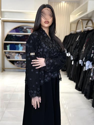 عباية نهى بقماش كريب ملكي تدخيلات ترتر بلولو اسود