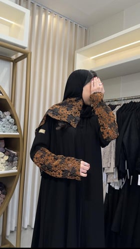 عباية علو بقماش كريب ملكي تدخيلات دانتل عسلي