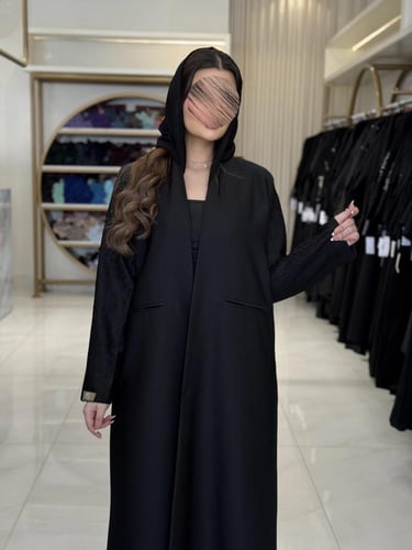 عباية ساره بقماش كريب ايطالي بكم مطرز وشك اسود