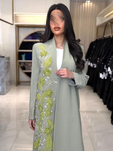 كولكشن العيد | بليزر عباية ملك بقماش كريب رموش بشك...