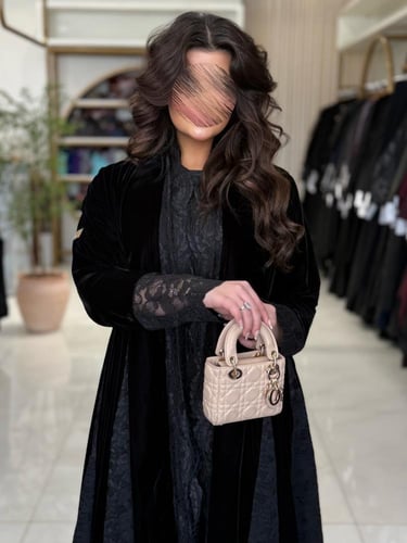 عباية روزانه بقماش مخمل كوري تدخيلات دانتل اسود