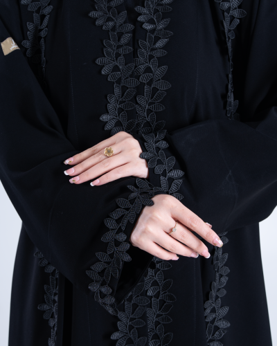 عباية ميدل بقماش كريب ملكي مزين بكلفه