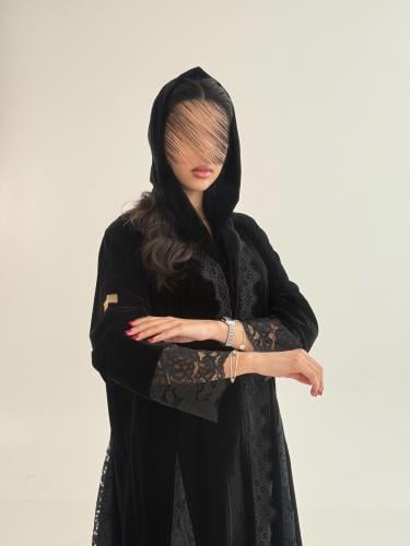 عباية روزانه بقماش مخمل كوري تدخيلات دانتل اسود 2