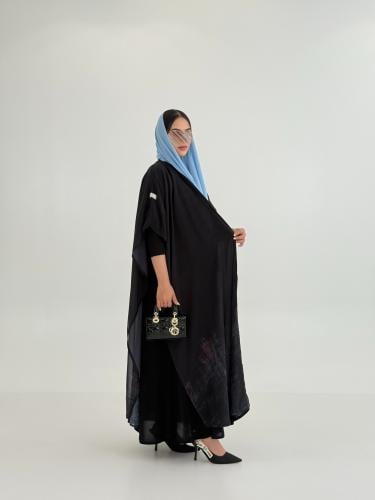 عباية سيرا بقماش بلاك بيري مع شيفون برسم سماوي