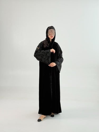 عباية جنان بقماش مخمل كوري باكمام دانتل مورد