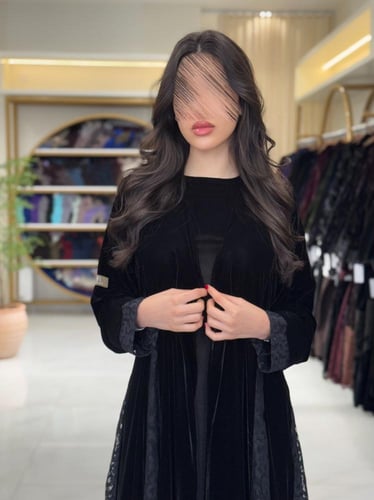 عباية المها بقماش مخمل كوري بكسرات دانتل