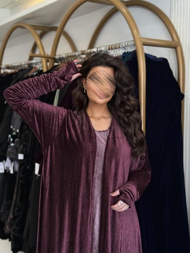 عباية فله بقماش مخمل استرتش كرمشه بالكم وفتحه اصبع...