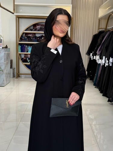 بليزر | عباية سمو بقماش كريب رموش مزين بشك اسود