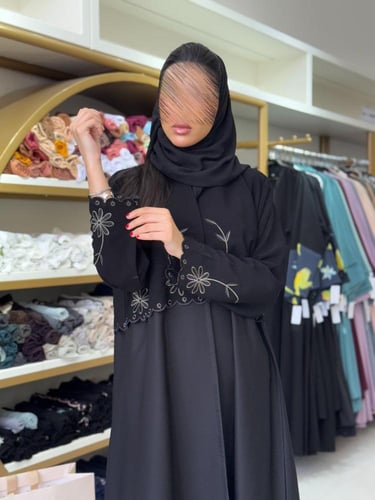 عباية لمياء بقماش كريب باربي مع ملكي مطرز اسود