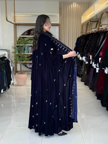 عباية اليان بقماش مخمل كوري دبل كلوش كحلي بتطريز