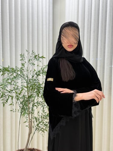 عباية جوانه بقماش مخمل كوري تدخيلات كريب ملكي بهدب