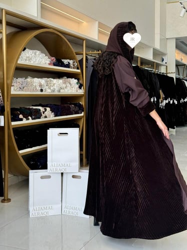 تشكيلة شتاء 2026 - عباية وجد كريب مع مخمل مكسر بني