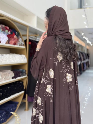 عباية مناير بقماش كريب ويفر مطرز بني
