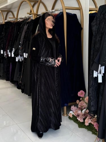 عباية سالي بقماش مخمل استرتش اسود مكسر كم دانتل