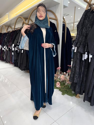 عباية زوينه بقماش مخمل كوري بكم مطرز حياكه يدويه ت...