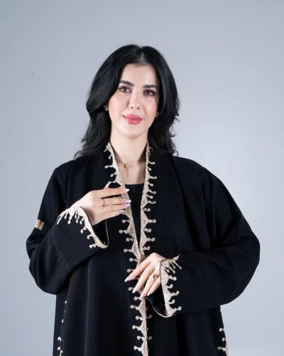عباية ريتال بقماش كريب سرميك بتطريز بيج