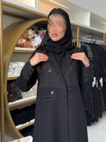 عباية هاليا كريب الاناقة مع كريب مقلم اسود