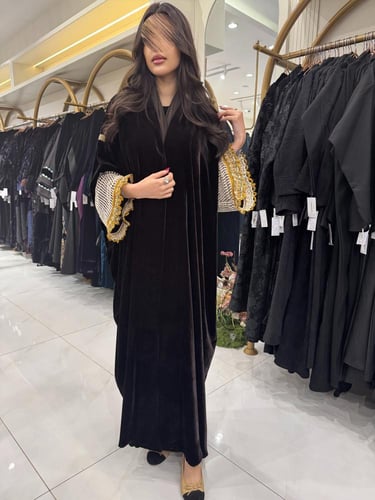 عباية زوينه بقماش مخمل كوري بكم مطرز حياكه يدويه ع...