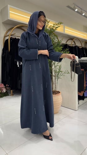 عباية سيرين بقماش جوخ مزين بكرستال تيفاني