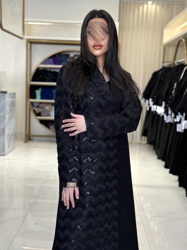 بليزر | عباية اسمهان بقماش كريب ايطالي مزين بتل مم...