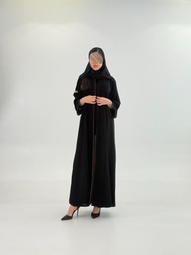 عباية لارين بقماش كريب ملكي مزين بقيطان بني