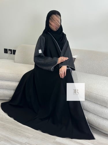 عباية عذوب l بقماش جاكار وكريب بلاك - اكمام رمادي