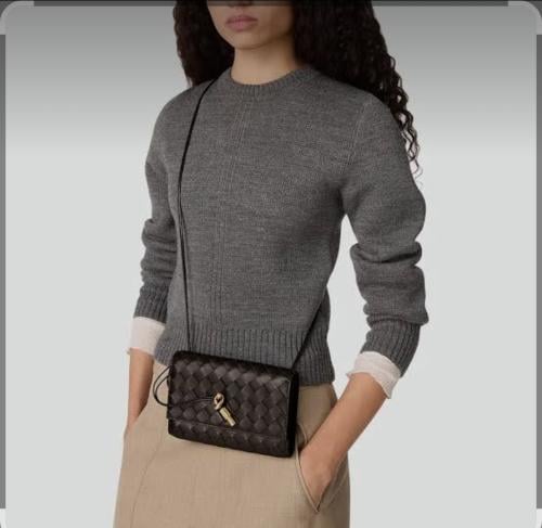 حقيبة بوتيغا فينيتا نسائية 10.5×8.5×2 - Bottega Veneta- متوفره بعدة الوان - اختاري اللون