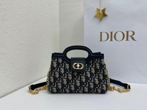 Jolie Top Handle – حقيبة يد أنيقة وفاخرة