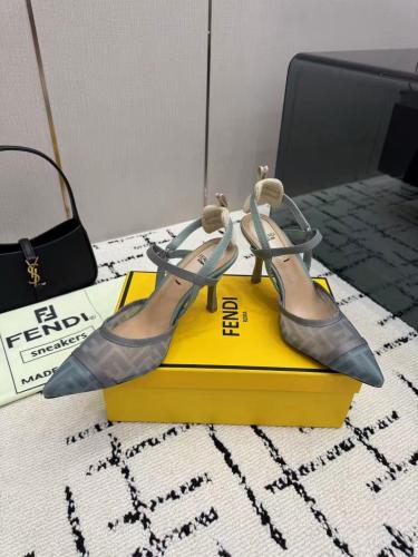 حذاء كعب عالي Fendi Colibrì Slingback بقماش شبكي وشعار الماركة