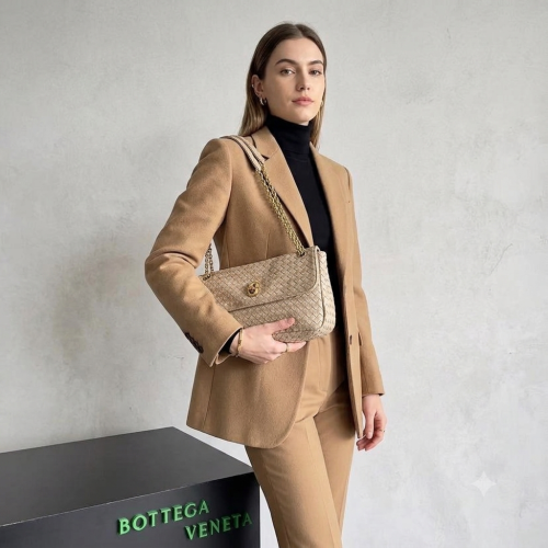 حقيبة بوتيجا فينتا كتف نسائية مبطنة باللون البيج- BOTTEGA Veneta