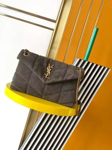 : حقيبة سان لوران توي بافر بجلد الشمواه الرمادي Saint Laurent Toy Puffer 29 x 17 x 11 cm
