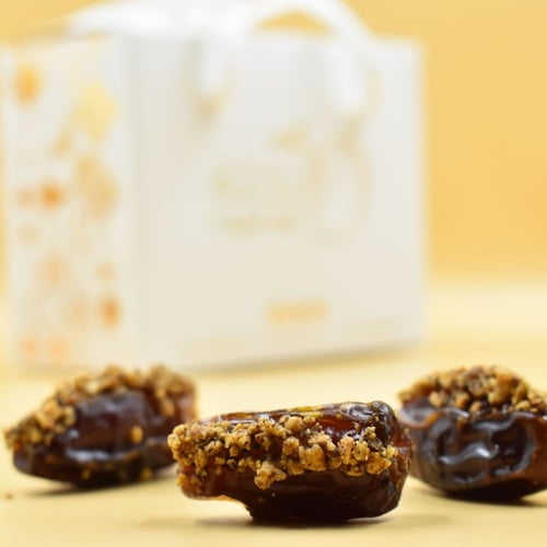 تمر مبروم محشو بندق وقهوة مغلف بالحبة - نصف كيلو