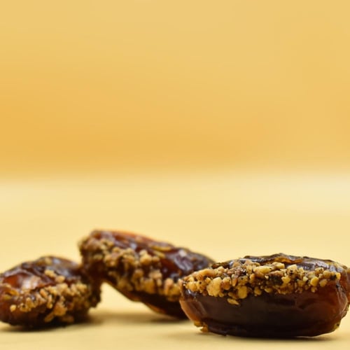 تمر مبروم محشو بندق وقهوة مغلف بالحبة - 1 كيلو