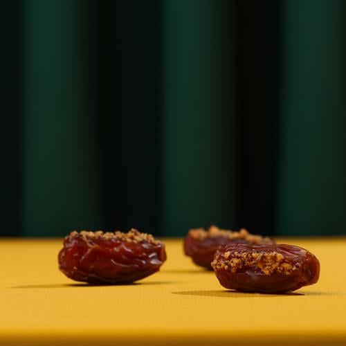 تمر مبروم محشو بندق وقهوة مغلف بالحبة - نصف كيلو