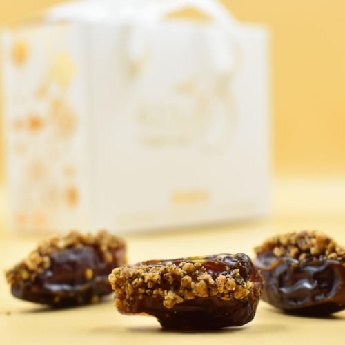 تمر مبروم محشو بندق وقهوة مغلف بالحبة - 1 كيلو