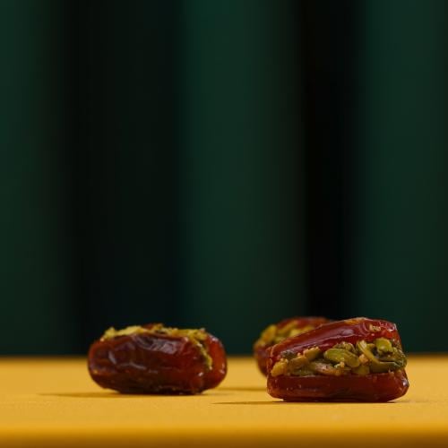 تمر مبروم محشو فستق مغلف بالحبة - 1 كيلو