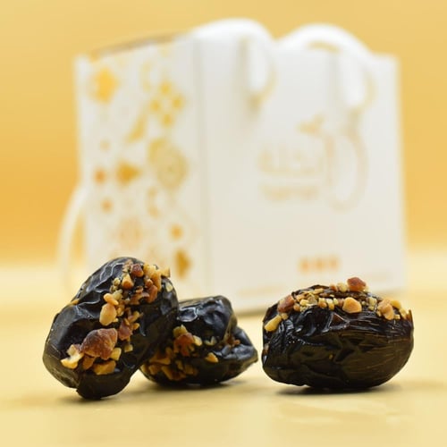 تمر عجوة محشو لوز وهيل مغلف بالحبة - نصف كيلو