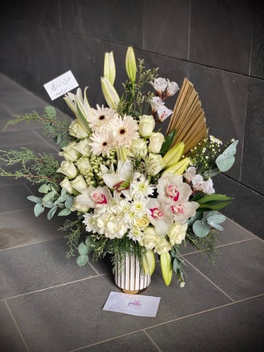 مجموعه مختلفه من الورود البيضاء على فازه