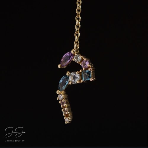 سلسال حرف ذهب عيار 18 مزين بالألماس الأبيض والأحجا...