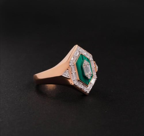 خاتم ذهب عيار١٨ مزين بالألماس والاحجار الكريمة