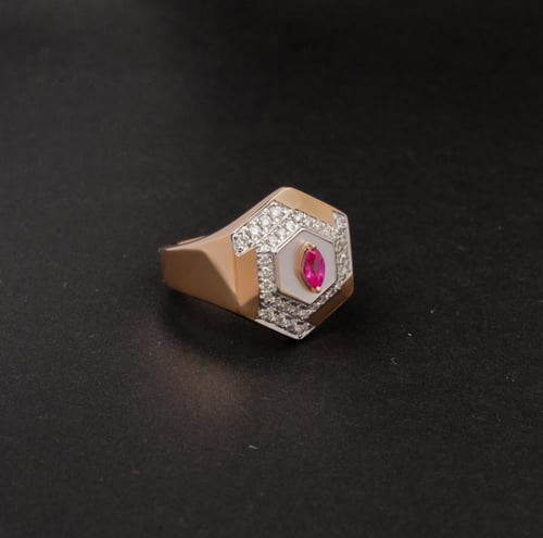 خاتم ذهب اصفر عيار 18 مزين بالألماس الابيض والأحجا...