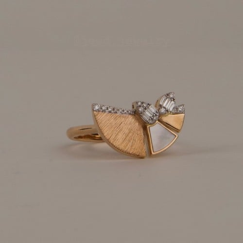 خاتم ذهب اصفر عيار 18 مزين بالألماس الابيض