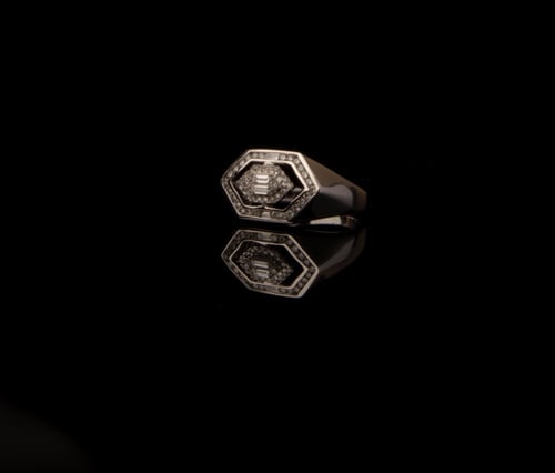 خاتم ذهب أبيض عيار 18 مزين بالألماس الأبيض