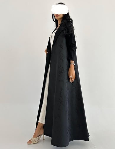 تفته مع ياقة وأكمام ساده كلوش