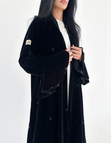 مخمل اسود كوري مطرز كلوش اكمام دائريه