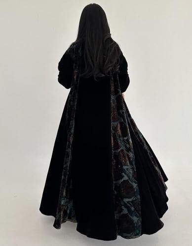 مخمل اسود كوري مع جوانب مخمل ملون كلوش