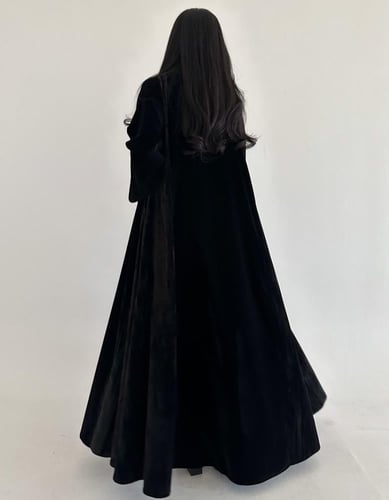 مخمل اسود مع مخمل مكسر في الجوانب نص كلوش