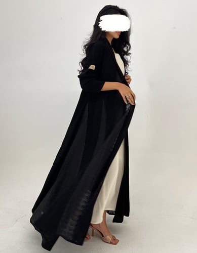 كريب أسود مع كسرات لنن مخرم