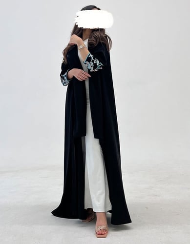 عباية كريب كلوش اكمام مطرزه الوان