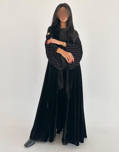 مخمل اسود مع اكمام مخمل مخطط نص كلوش